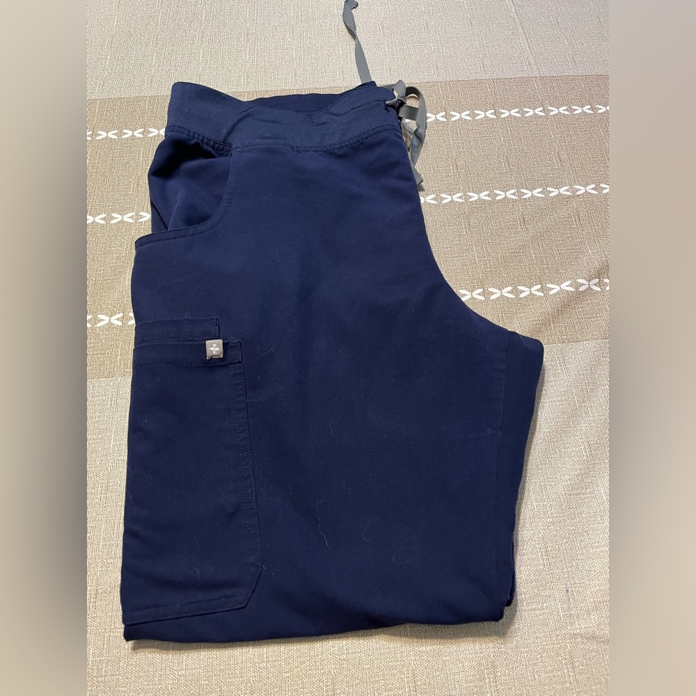 Figs tech women’s scrub pants, size large. Color is Navy